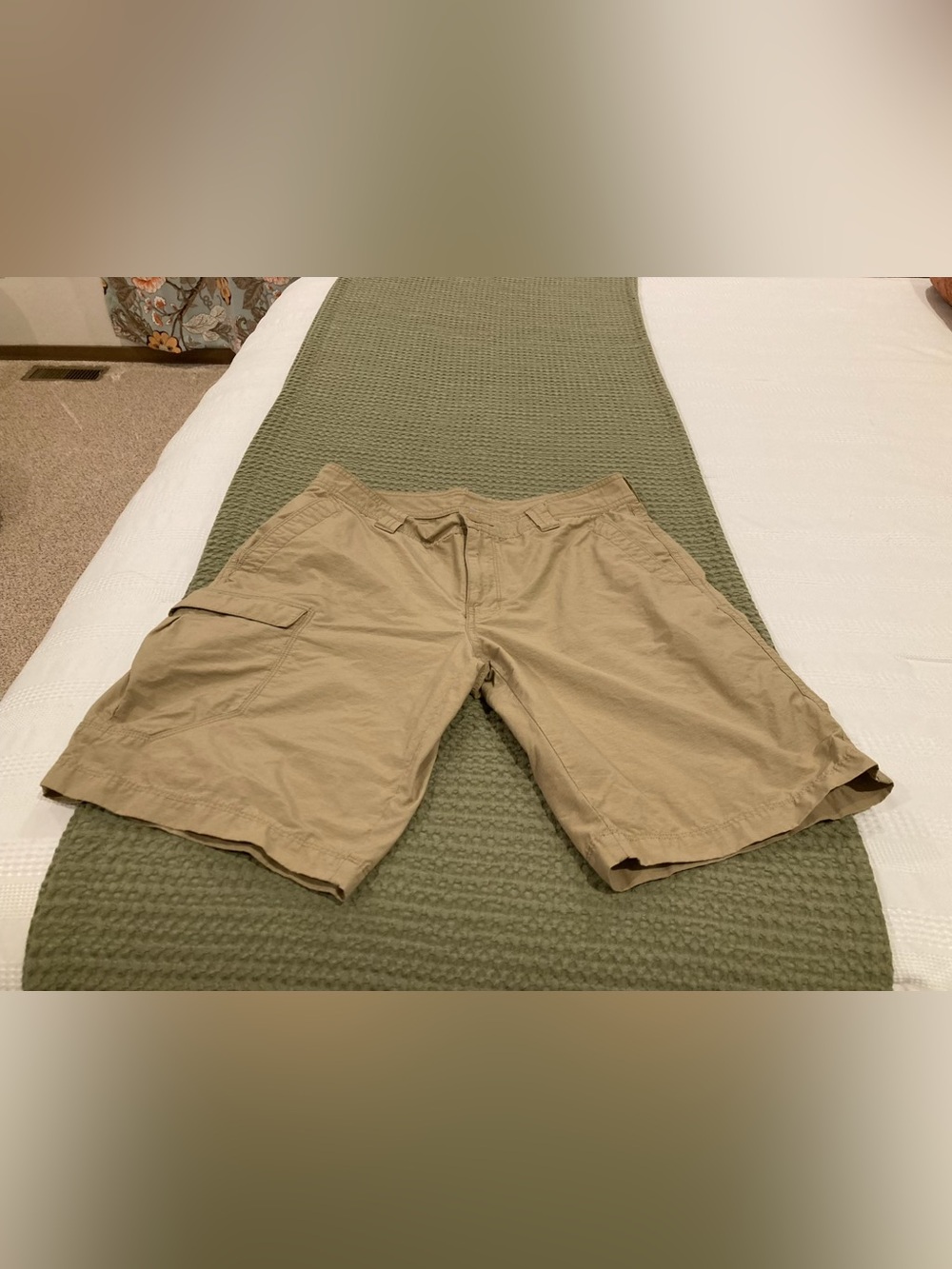 Men Columbia regular fit brown tan khaki nylon cargo hiking short 32W 10L